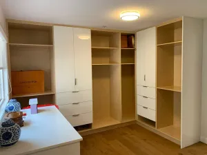 Built-in wardrobe in white and oak with open shelving, by DreamPro Contracting