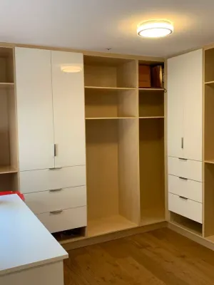 Built-in wardrobe in white and oak with open shelving